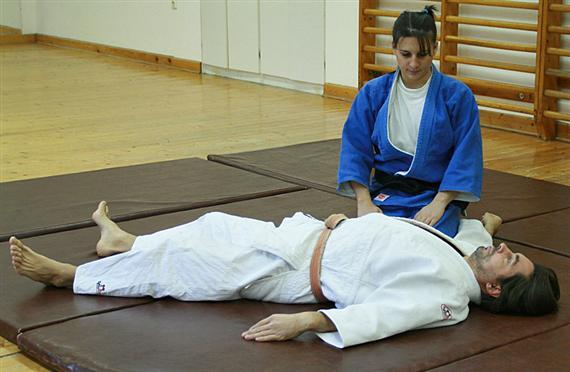 Judo gyakorlati segédanyag Lábát túlságosan hátraengedi, ezzel lehetőséget ad a kulcsolásra. A védő törzsétől túl távolra ül a támadó.