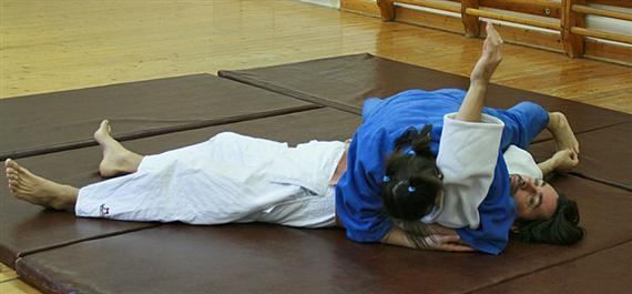Judo gyakorlati segédanyag Gyakori hibák: A támadó nem szegi le állát, fejét nem hajtja előre-oldalra, így nem rögzíti társa karját.