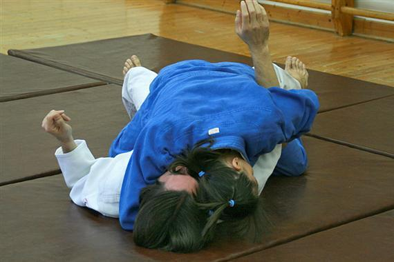 Judo gyakorlati segédanyag Gyakori hibák: A védő karját és nyakát nem elég szűken és szorosan rögzíti a támadó. A mellkassal nem szorítja a védőt a talajra. Fejet nem szegi le.