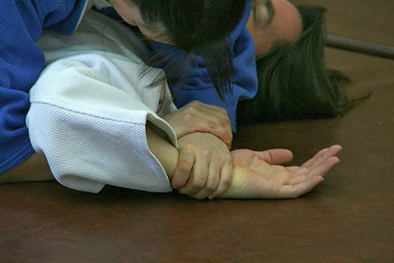 Judo gyakorlati segédanyag pedig átbújtatja a védő könyökben meghajlított karjának felkarja alatt és ráfog, rákulcsol saját csuklójára úgy, hogy ujjai lefelé