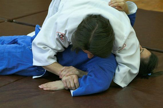 Judo gyakorlati segédanyag Nem ügyel a megfelelő szögek kialakítására (védő karjai, saját karok). Nem rögzített csukló mellett próbál feszíteni.