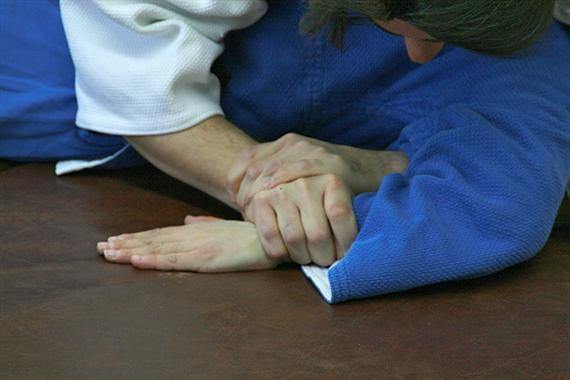 Judo gyakorlati segédanyag Gyakori hibák: Nem rögzíti a támadó a mellkast, és a csuklót. Rosszul fog a csuklóra. Nem ügyel a megfelelő szögek kialakítására (védő karjai, saját karok).