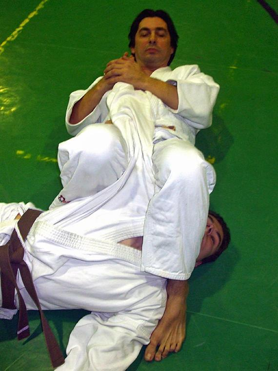 Judo gyakorlati segédanyag A technikát gyakoroltathatjuk úgy is, hogy a támadó mindkét lábával átlép a védő mellkasa előtt. (Karfeszítés páros befogó lábon át.) 3.