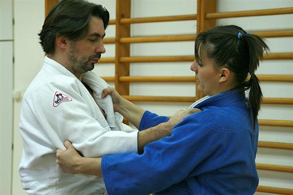 Judo gyakorlati segédanyag Az alapfogást bármelyik oldalra végrehajthatja a támadó (tori), ennek oktatása az elsődleges, hiszen nincsen dobás megfelelő fogás és egyensúlyvesztés nélkül.