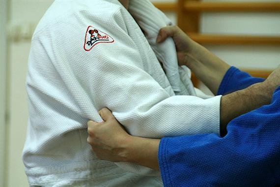 Judo gyakorlati segédanyag Egyensúlyvesztés Az egyensúlyvesztés nyolc irányba történhet, melyek a következők: előre, hátra, jobbra, balra, illetve ezek átlójában, 45 fokos szögben: rézsútosan jobbra