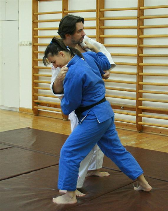 Judo gyakorlati segédanyag A támadó ujjai előremutatnak, térde enyhén hajlított. Ez lesz a támaszláb, mellyel támadóálláshoz hasonló állást alakít ki enyhe törzsdöntéssel előre.