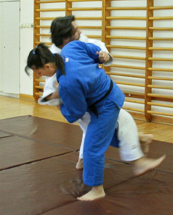 Judo gyakorlati segédanyag Ezzel egy időben erőteljesen húz a karokkal lefelé, törzsdöntést és enyhe törzsfordítást végez a dobás irányába.