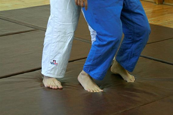 Judo gyakorlati segédanyag Ezután a támadó a letámasztott jobb (bal) lába körül, 180 fokos fordulatot végezve elfordul a bal (jobb) lábát egy vonalban a jobb mellé helyezve úgy, hogy háttal kerüljön