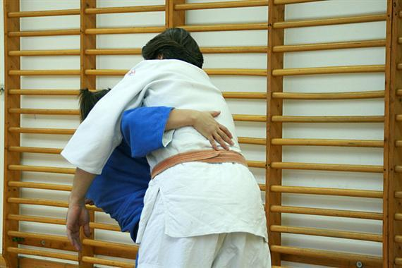 Judo gyakorlati segédanyag Gyakori hibák: A belépés pontatlan: a belépés során a védő lábfejeinek meghosszabbított vonalán túllép.