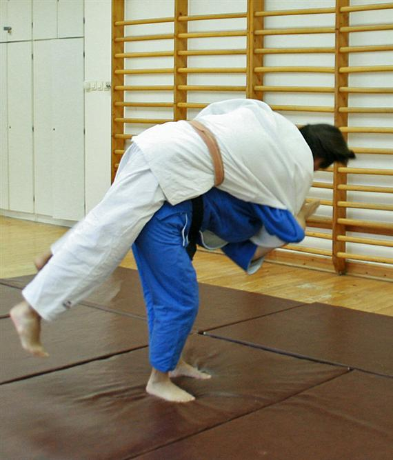 Judo gyakorlati segédanyag Gyakori hibák: A belépés pontatlan: a belépés során a védő lábfejeinek meghosszabbított vonalán túllép.
