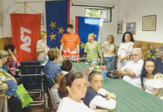 De azért a városvezetést szívesen megkérdezném, hogy nem lehetne-e ezzel egy időben másra pályázni. Olyasmire, ami ételt ad az évtizede éhező emberek szájába, munkát ad a kezükbe.