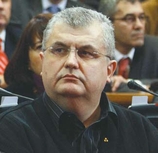 www.lsv.org.rs SZABAD VAJDASÁG 3 kalap alá veszi Mladićot, a Nemzeti Arcvonalat, Képírót és Dobrica Ćosić-ot - tette fel a kérdést Nenad Čanaknak a Dnevnik napilap újságírója.