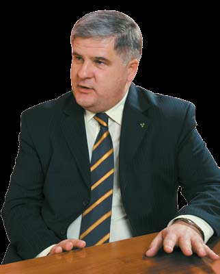 FÓKUSZBAN 8 SZABAD VAJDASÁG FÓKUSZBAN Kétvágányos zűrzavar Az elemző szava Ú J V I D É K / S Z A B A D K A - Márton Attila elemző a Szabad Vajdaságnak azt nyilatkozta, hogy igen különösnek ítéli meg,