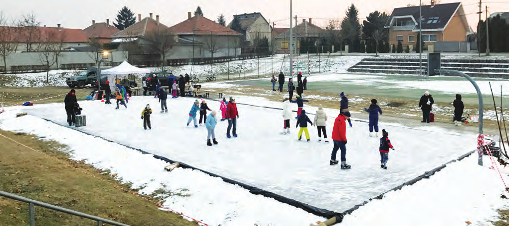 Az év eleji szélsőséges időjárásnak köszönhetően január 8-ára elkészülhetett a közel 300 négyzetméter alapterületű jégpálya, melyet rögtön nagy örömmel vettek igénybe az első lelkes korcsolyázók.