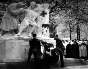 2014. (66) 3 4. szám 69 HONVÉDORVOS 21. ábra. Budapesten 1942-ben avatták fel az orvos-hősök emlékművét a mögöttünk levő faluban, Barkovnában települt az ezredsegélyhely, és a 9.