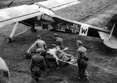 2014. (66) 3 4. szám 71 HONVÉDORVOS 24. ábra. Storch-tipusú sebesültszállító repülőgép 1944-ben nem volt egyszerű feladat. A gépbe állványokat szereltek be, és ezeken helyezték el a hordágyakat.
