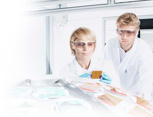 Innovatív bevonat technológia az első autoklávban sterilizálható, védőszemüveg párásodásmentes tulajdonsággal uvex CR Autoklávozható védőszemüveg, ami még többet tud.