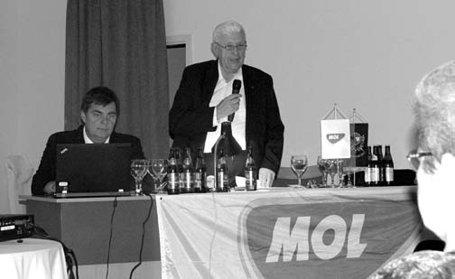 felfedezésének és termelésbe állításának 75. évfordulójára, valamint a 35 éve üzemelõ Sávoly CH-mezõre. A Zalakarosi Freya Hotel konferenciatermében megjelent olajbányászokat és vendégeket (1.
