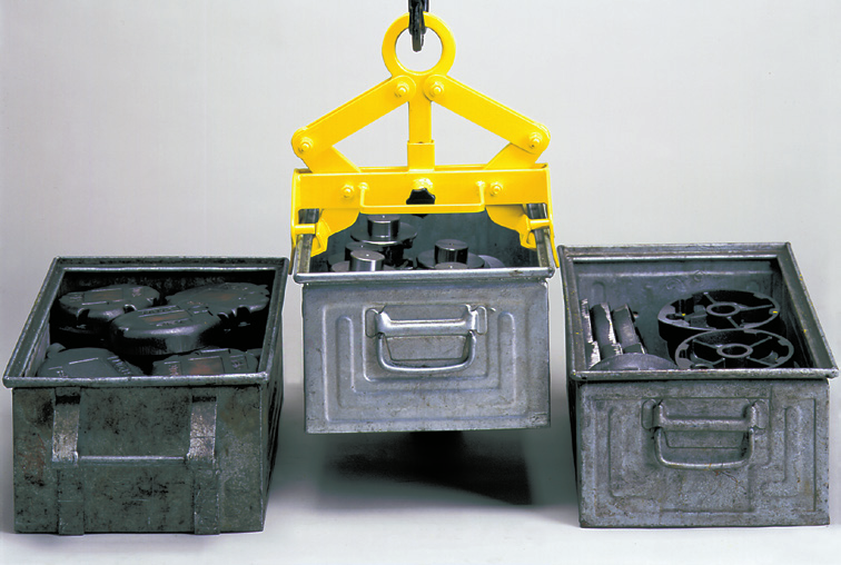 Az acél vagy műanyag dobozok a művelet során nem deformálódnak. A dobozok lerakása után a biztonsági eszköz nyitva tartja a megfogót.