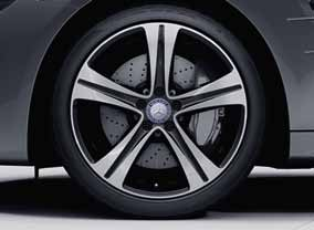 esztergált AMG 5 küllős könnyűfém keréktárcsák, 255/35 R 19-es abroncsokkal elöl és 285/30 R 19-es abroncsokkal hátul (extra az SL 400-ashoz és SL 500-ashoz; az AMG Line része) 785