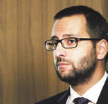 százak figyelték a kormányfőt, mert a teremben már nem fértek el.
