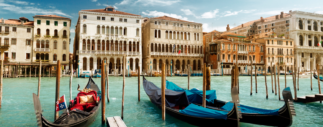 Velence Velence az Adriai-tenger peremén, egy ingoványos lagúna 100 szigetére épült, a város vízből kiemelkedő sziluettje pedig különleges építészeti élményt nyújt.