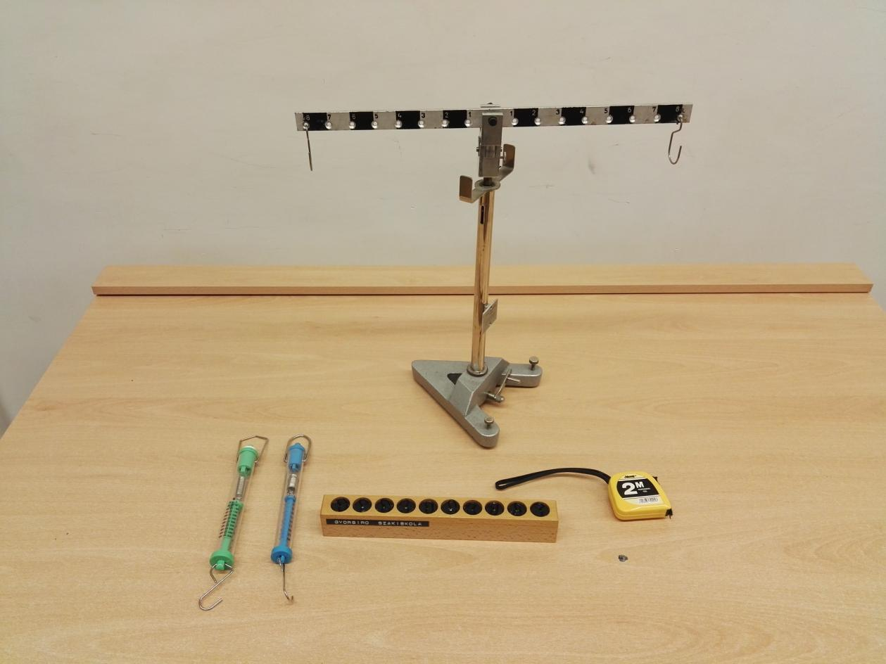 4. Pontszerű és merev test egyensúlya, egyszerű gépek Feladat: Erőmérővel kiegyensúlyozott karos mérleg segítségével tanulmányozza a merev testre ható forgatónyomatékokat és az egyszerű emelők