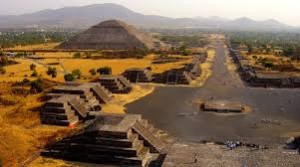 3. nap Egész napos kirándulás Teotihuacanba, a hely ahol az emberek istenekké válnak, és ahol Mexikó leghíresebb történelmi emlékei találhatók: a Nap és a Hold piramisok, valamint a Halottak Útja.