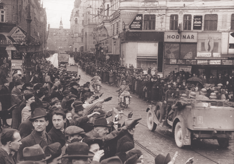 18. 1939 március közepe Európában hektikus idıszaknak számított. A alábbi felsorolt idıpontokat egészítsd ki az akkor mgtörtént eseménnyel.. a) március 14..... b) március 15.