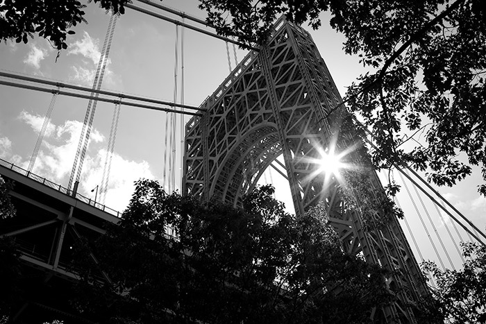 New York másik nevezetes "ugróhelye" a George Washington Híd, mely szintén a Hudson folyó felett ível át. Ennek a hídnak a nevezetes esete Emilio Bonilla, aki 1994.