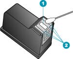 11. fejezet 6. A törlőruhával tisztítsa meg a tintafúvóka terület felületét és széleit, az alábbi ábra szerint. 1 Fúvókalap (nem kell tisztítani) 2 Felület és a tintafúvókák körüli szélek Vigyázat!