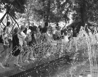 A vállalkozó kedvű tanulók megmászhatták az 58,5 m magas Északi-torony lépcsőit, ahonnét csodálatos kilátás nyílt a városra.