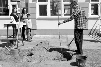 Az iskolazöldítéshez virágföldet küldött, nélküle nem lenne a belső udvarunkon és az épület előtt rendezett park és sziklakert. A platánfák védettségét jelző táblák elhelyezését is szorgalmazta.