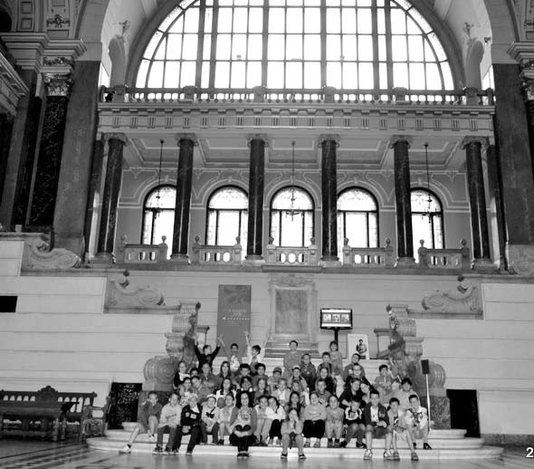 Negyedikes NAGYOKBÓL ötödikes kicsik? Budapesti kirándulás 2013. május 8-án reggel hét órakor indultunk Budapestre. Első állomásunk a Néprajzi Múzeum volt.
