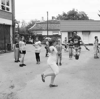 A napköziről A napközis foglalkozásoknak két feladata van. Egyrészt, hogy a gyermekek felkészüljenek a másnapi tanórára, másrészt, hogy hasznosan töltsék el a szabadidejüket.