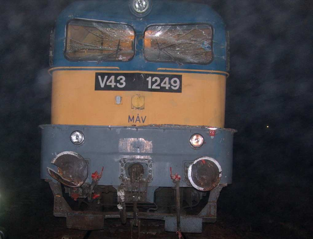 A Vb a helyszínelés időpontjában a következő tényeket rögzítette. 2006-0161-5 - A 3351 sz. vonat eleje a Megállj" állású N" jelzőn túl állt a pálya kezdőpontja (Budapest) felé 5 méterrel.