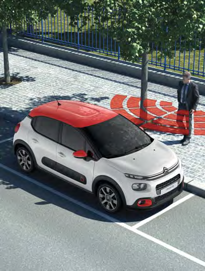 TOLATÓKAMERA* A parkolássegítő érzékelőkkel ellátott kamera hátramenetbe kapcsoláskor a 7