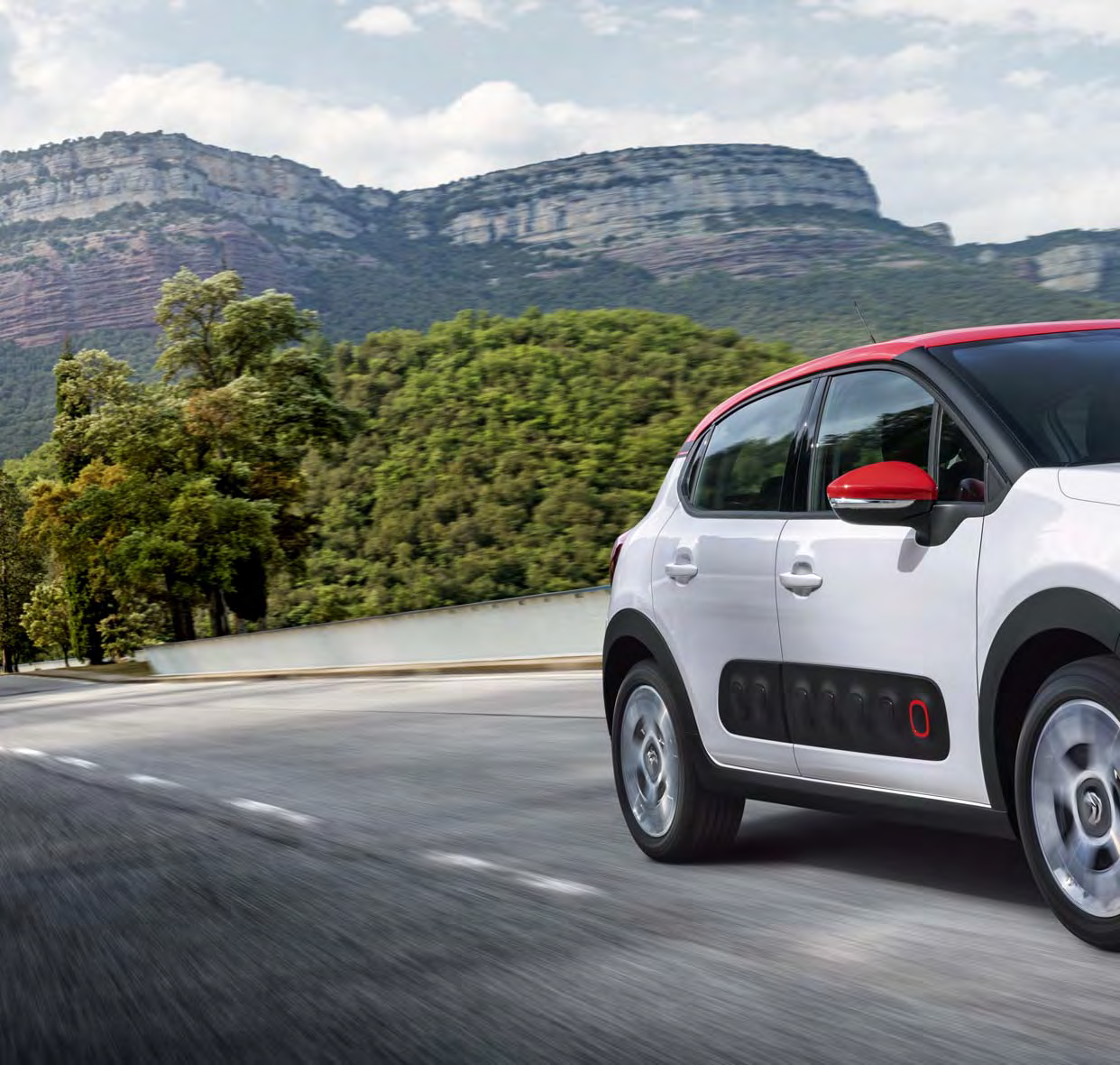 LEGÚJABB GENERÁCIÓS MOTOROK MINDENÜTT OTTHON Az ÚJ CITROËN C3 erőforrásai között hatékony és gazdaságos, legújabb generációs PureTech benzinmotok és BlueHDi dízelmotorok találhatók.
