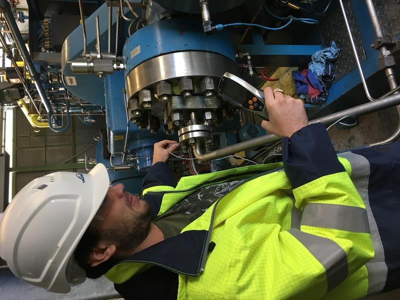 Az értékek különbsége a fém membránok mozgatásához szükséges energiából és a furatos olajnyomást elosztó tárcsa áramlási veszteségeiből adódnak.