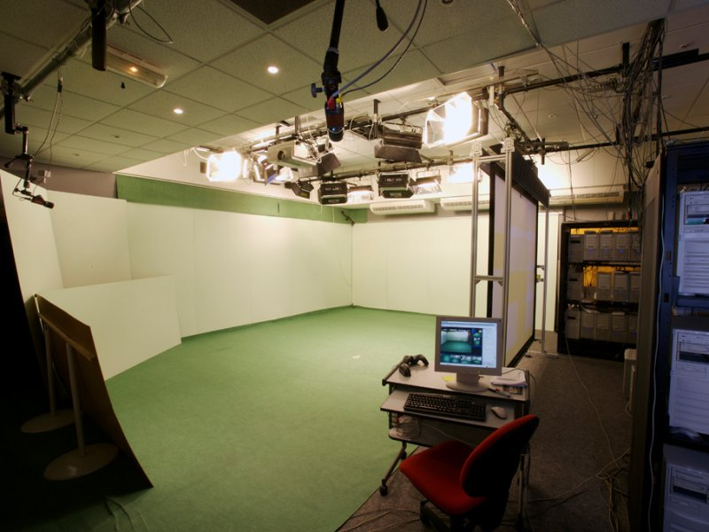 A stúdió kivitelezésének egy részét a 4D View Solution 2 vállalat végezte (3.6. ábra). A 12 színes és 8 fekete-fehér kamera adatainak feldolgozásért 27 számítógép felelős.