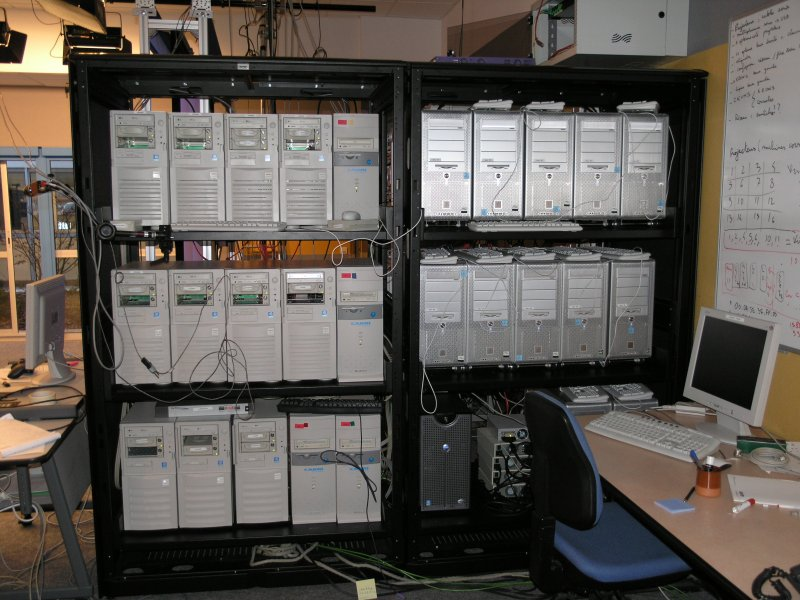 3.6. ábra. INRIA stúdió és az alkalmazott géppark 3.4.2. Max Planck Institut, Saarbrücken, Németország A labor legfőbb célja mozgó emberi alakzatok rekonstrukciója.