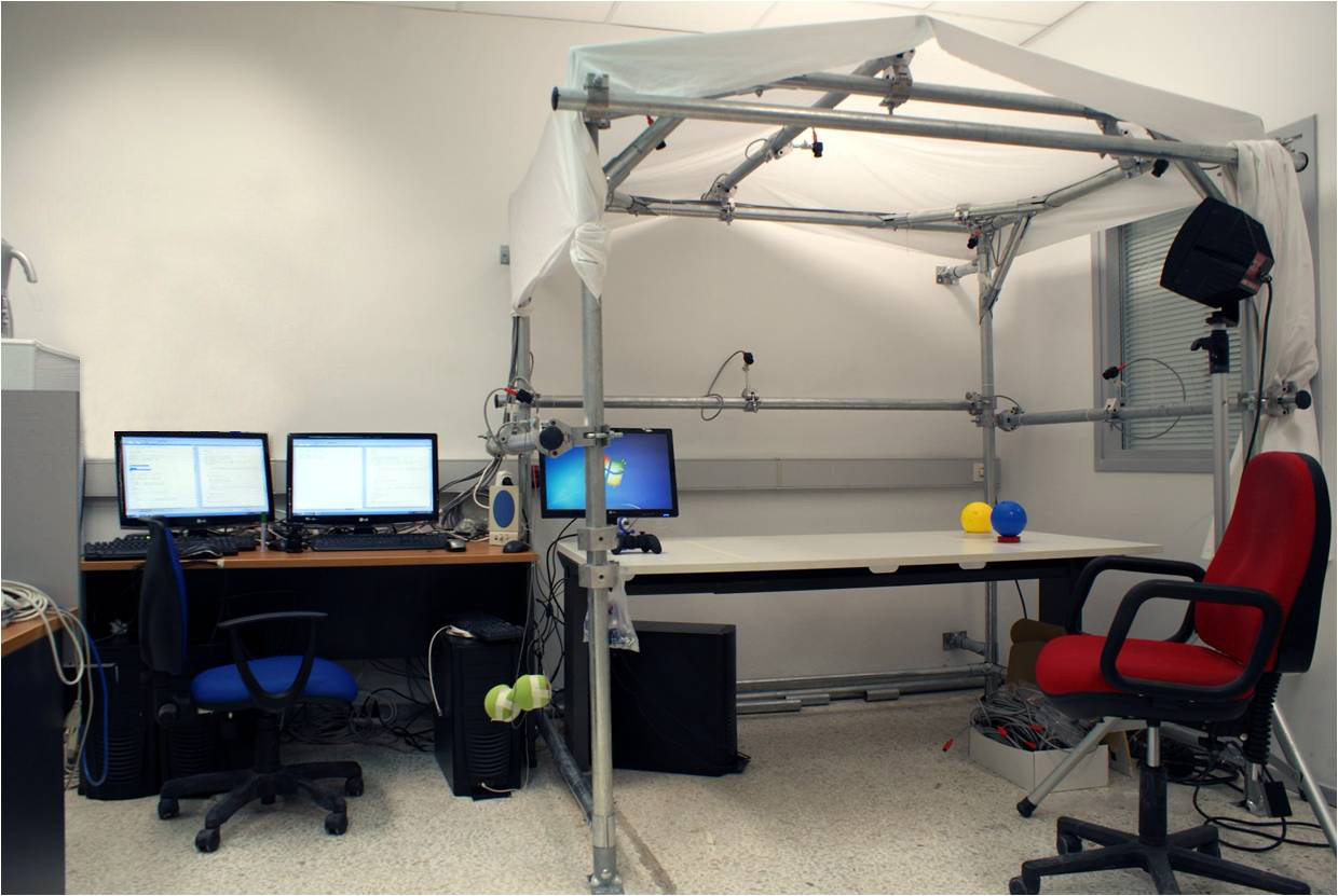 3.7. ábra. Institute of Computer Science stúdiója, Görögország rögzített képeket szegmentálják, majd a sziluett képekbo l térfogatmodellt építenek a Vizuális Burok algoritmus segítségével.