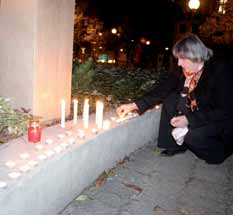 (Márai Sándor: Mennybõl az angyal) Az 1956-os forradalom és szabadságharc leverésére és a megtorlás áldozataira emlékeztek november 4-én 18 órától a Barta Margit-emlékmûnél.
