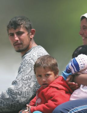 A hivatalos statisztikák szerint Előpatak lakosságának közel fele roma nemzetiségű, de valójában több mint hetven százalékra tehető a cigányság aránya, és közülük alig néhányan