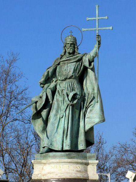 Az államalapító királyunk Augusztus Szent István királyunk és az államalapítás ünnepe. Ilyenkor rendezik meg Debrecenben a virágkarnevált, és viszik körbe a Szent jobbot.