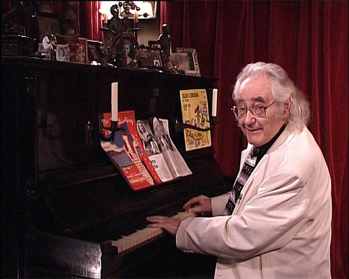 Szenes Iván emlékkoncert Szenes Iván 2010-ben halt meg, 86 éves korában. Azóta minden év szeptemberében emlékkoncerttel emlékeznek meg róla.