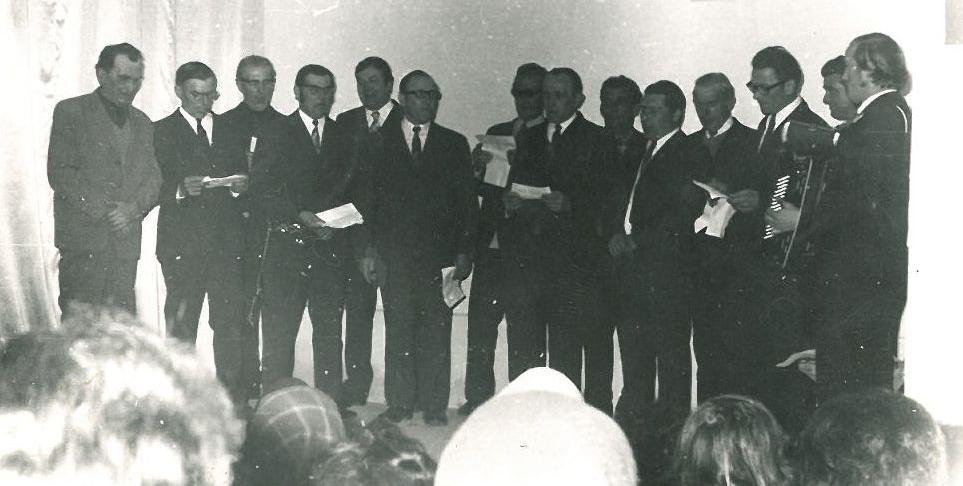 strana 2 Pokr. zo str. 1... Na oslavách 45. výročia Csemadoku vystúpil v kultúrnom dome divadelný súbor J. Kármána z Lučenca.