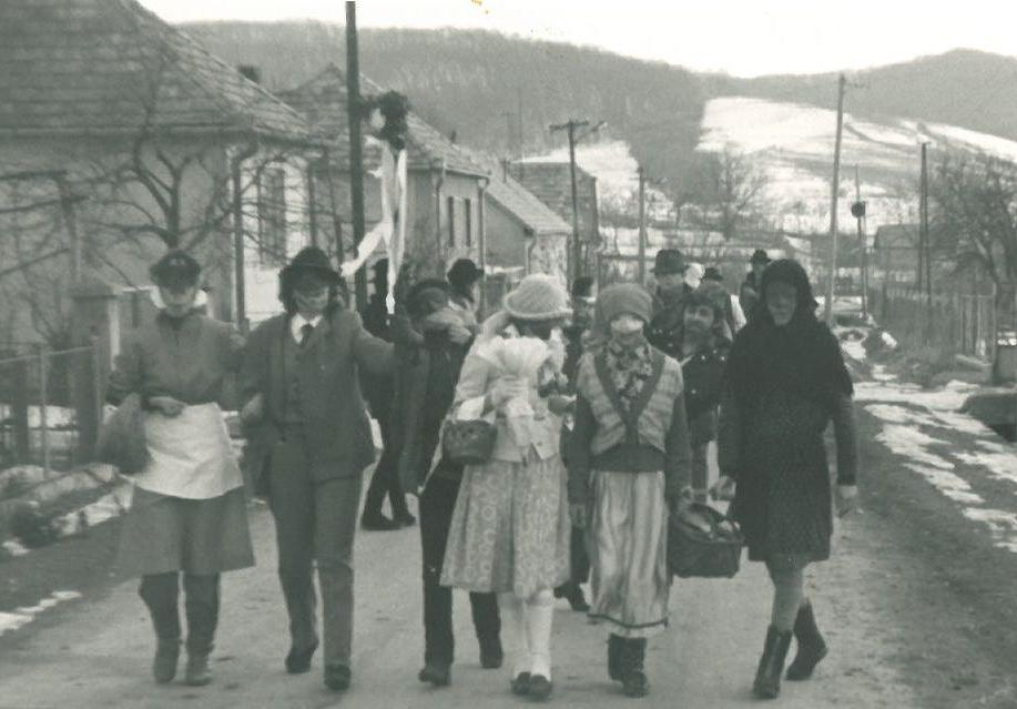 Mužský spevácky zbor už dnes neexistuje, ale úspešne pracoval pod vedením Bolcsó Františka (prvý sprava na fotografii z r. 1978).
