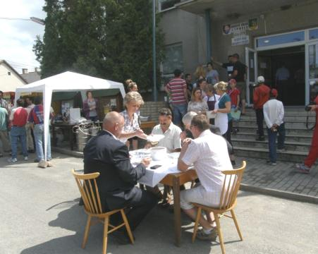 strana 7 Pokr. zo str. 6 2. 4.5.2013 Foto z otvorenia Na 39.