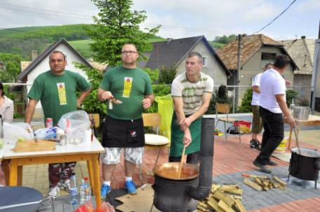 mája sa DS TIMRAVA z Lučenca predstavil hrou Ondreja Šulaja, voľne spracovanou na motívy z próz R. Slobodu Krv, Jeseň a všeličo iné : GAZDOVA KRV. Réžíroval ju pochopiteľne, skúsený Árpi Szabó.